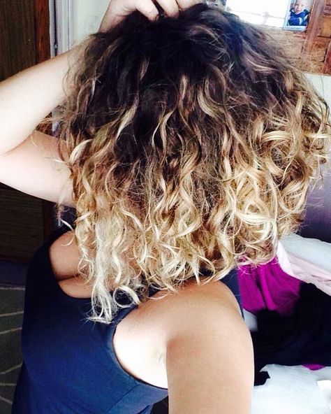 Natural curly hair lob balayage Curly Hair Lob, Blonde Curly Hair Natural, Lob Balayage, Curly Balayage Hair, Hair Lob, Ombre Curly Hair, Curly Lob, Hair Perm, Natural Curly Hair