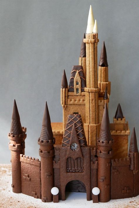 Disney Gingerbread Castle - Cake Lab Hogwarts Castle Cake, Gateau Harry Potter, Gingerbread Castle, Cake Paris, Harry Potter Birthday Cake, Cumpleaños Harry Potter, Harry Potter Hogwarts Castle, Gingerbread House Designs, Harry Potter Food