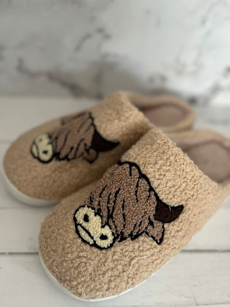 Step into laid-back comfort with these irresistibly cute highland cow slippers. Cozy and warm, these slip-ons will keep your feet toasty no matter the season. Plus, they feature a super adorable highland cow design, making them the best choice for curling up and getting cozy. Slay Shoes, Cow Slippers, Cow Stuff, Highland Cow Gifts, Cute Highland Cow, Cow Horse, Wishlist Ideas, Western Clothes, Western Shoes