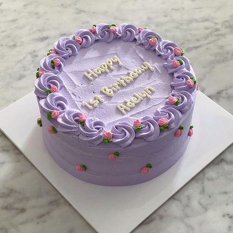 Birthday Cake Aesthetic Purple, Graduation Cake Ideas, Bolo Da Hello Kitty, Purple Birthday Cake, 14th Birthday Cakes, Purple Cakes Birthday, Decorate A Cake, Vintage Birthday Cakes, Unique Birthday Cakes