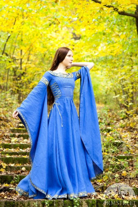 Ice Blue Dress, Medieval Gown, Lady Of The Lake, Medieval Clothes, Fest Outfits, Ice Dresses, Cobalt Blue Dress, Fantasy Dresses, Medieval Costume