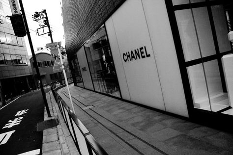 Black And White Aesthetic Landscape, Chanel Building, Chanel Wallpaper, Chanel Aesthetic, Chanel N° 5, Chanel Store, Black Image, Black And White Wallpaper, Black And White Aesthetic