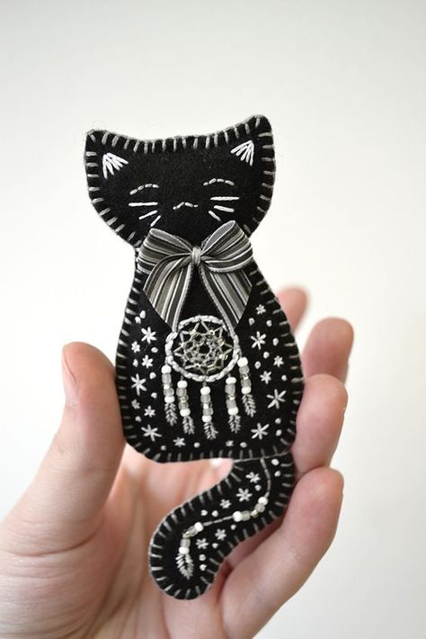 Black felt kitty brooch embroidered w silver thread, pic share. Black Felt Crafts Ideas, Felt Cat Brooch, Felt Cat Patterns Free Templates, Felt Broches, Felt Kitty, Felt Crafts Patterns, Black Kitty, Fabric Brooch, Felt Embroidery