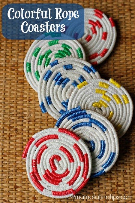 Create this colorful coasters easy. Step by step tutorial. #mamalatinatips #diy #coasters Rope Coasters Diy, Diy Rope Design, Rope Coasters, Coasters Diy, Twine Crafts, Diy Rope Basket, Coiled Fabric Basket, Rope Projects, Coaster Crafts