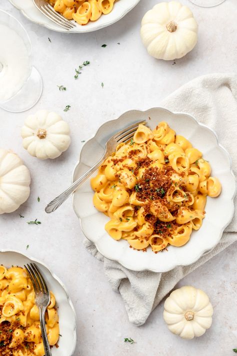 This pumpkin mac and cheese is creamy, cheesy, and topped with buttery toasted breadcrumbs! It's the perfect cozy fall meal! Best of all, it comes together on the stovetop in just 15 minutes! Mac And Cheese Photography, Pumpkin Mac N Cheese, Pumpkin Flavored Desserts, Pumpkin Mac And Cheese, Fall Meal, Savory Pumpkin Recipes, Light Sauce, Mac Cheese Recipes, Pumpkin Flavor