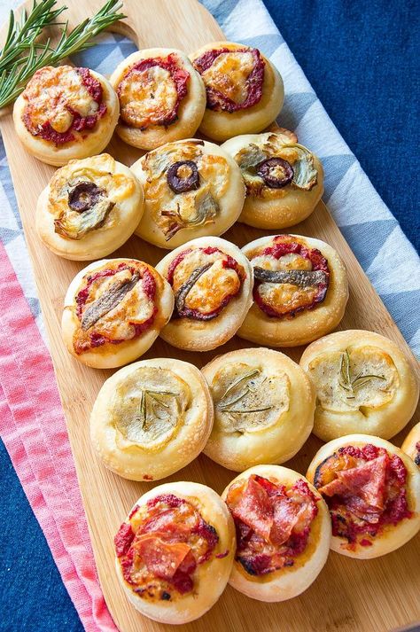 Mini Pizza Bites, Mini Pizza Recipes, Pizza Ideas, Mini Pizzas, Party Appetizers Easy, Party Food Platters, Pizza Bites, Breakfast Pizza, Delicious Pizza