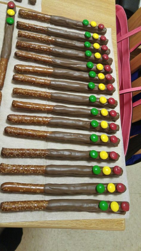 Stop/Traffic Light Chocolate Covered Pretzel Rods for car party Traffic Light Pretzel Rods, Construction Pretzel Rods, Monster Jam Food Ideas, Leo Cake, Ace Birthday, Vbs Snacks, Covered Pretzel Rods, Thomas Birthday Parties, Monster Jam Birthday