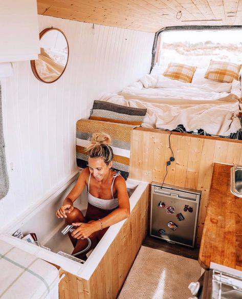 @patthevan 🚐💨 has an amazing bathtub 🛀 in their van! What?!? A bathtub in a van?! Check it out peeps 👌 Custom Vans Ideas, Vans Ideas, Kombi Trailer, Bus Living, Kombi Home, Caravan Interior, Van Ideas, Van Life Diy, Campervan Interior