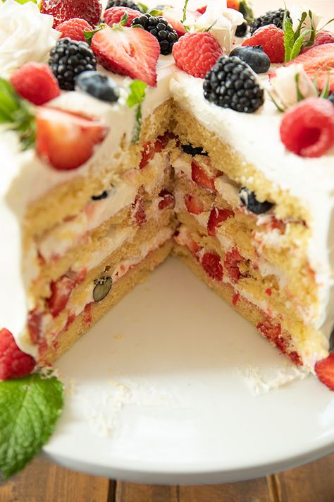 Mixed Berry Cake, Chantilly Cake Recipe, Berry Cake Recipe, Berry Chantilly Cake, Cake With Fruit, Yellow Cake Mix Recipes, Chantilly Cake, Fruity Cake, Berry Cake