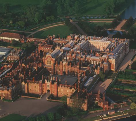 Tudor Court, English Manor Houses, Palace London, Castle Mansion, Tudor History, Hampton Court Palace, Royal Residence, Tudor House, Castle House