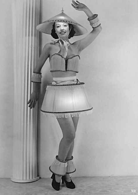 vintage everyday: The Most Bizarre Fashion Styles in the Past – 25 Funny Photos of Vintage Costumes That Nobody Can Explain Funny Vintage Photos, Vintage Humor, Vintage Photographs, Vintage Photography, Vintage Costumes, Vintage Images, Vintage Halloween, Funny Photos, Fancy Dress