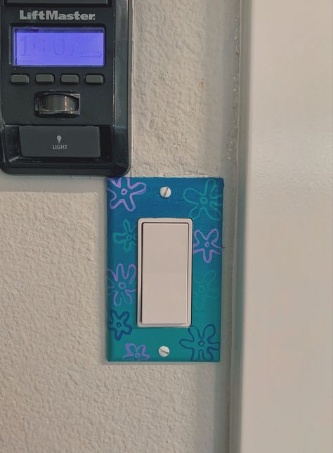 Outlet Painting Ideas Easy, Lightswitch Ideas Painting, Outlet Painting Ideas, Painting Outlets, Painted Bedroom Doors, Light Switch Art, Light Switch Covers Diy, Surf Room Decor, Vinyl Record Art Ideas