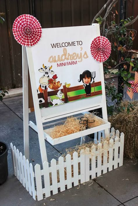 Wagon Wheel Table, Farmyard Party, Farm Party Ideas, Wheel Table, Farm Themed Party, Barnyard Birthday Party, Farm Theme Birthday, Farm Animal Party, Farm Animals Birthday Party