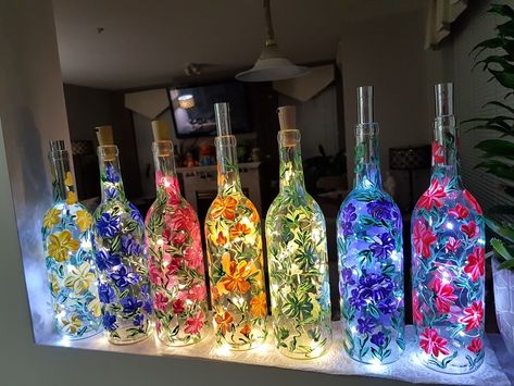 Crafts On A Budget, Cheap Crafts That Look Expensive, Wine Bottle Painting Ideas, Painted Bottles, Glass Bottle Diy, زجاج ملون, Glass Painting Designs, Diy Glass Bottle Crafts, Diy Bottle Crafts