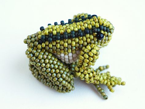 Seed Bead Frog Pattern, Beaded Frog Tutorial, Beaded Frog Pattern, Bead Frog, Frog Tutorial, Beaded Frog, Seed Bead Art, Frog Pattern, Beaded Brooches