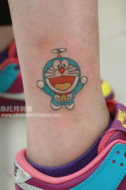 doraemon tatoo Doraemon Tattoo Design, Doraemon Tattoo, Drawing Clock, Doraemon Doraemon, Arm Cover Up Tattoos, Cool Finger Tattoos, Doremon Cartoon, Cool Tattoo, Writing Tattoos