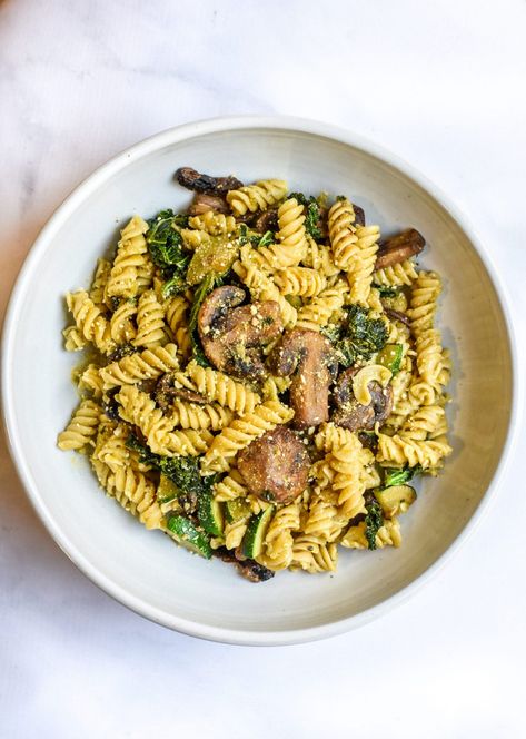 Healthy Vegetarian Pesto Chickpea Pasta | RD-Licious - Registered Dietitian - Columbia, SC Protein Pesto Pasta, Vegetarian Pesto, Banza Chickpea Pasta, Protein Dinner Recipes, High Protein Recipes Dinner, Banza Pasta, Veg Meals, High Protein Pasta, Pasta Al Pesto