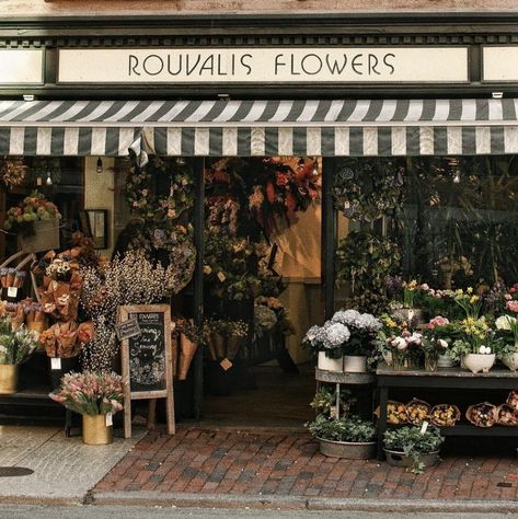 Storefront Aesthetic, Spring Pics, Flower Shop Decor, Boquette Flowers, Flower Shops, Flowers Shop, Streets Of Paris, Flower Boutique, Flower Store