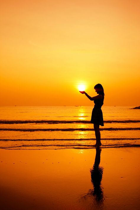 Thought is already is late, exactly is the earliest time. Sunset Photography People, Beach Pictures Friends, Silhouette Photography, Sunset Silhouette, Shadow Photography, Beach Pictures Poses, Beach Photography Poses, Sunset Pictures, Jolie Photo