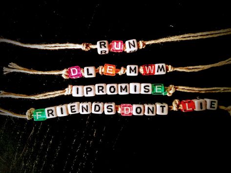 Stranger Things Bracelet Ideas, Stranger Things Bracelets, Stranger Things Bracelet, Stranger Things Jewelry, Pony Bead Bracelets, Homemade Bracelets, Bracelets Ideas, Beads Bracelet Design, Crafts With Pictures