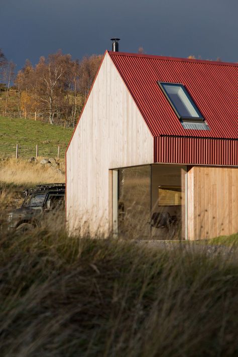 Restored 1700s farmhouse in the Scottish highlands gets sleek addition - Curbed Cottage Extension, Rural Architecture, Tin House, Farmhouse Renovation, Cottage Renovation, Cottage Exterior, Rural House, Timber Cladding, Red Roof