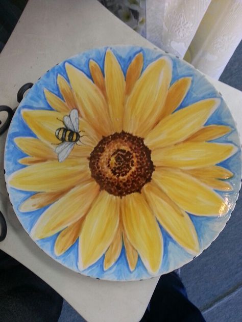 Sunflower plate Sunflower Ceramic Painting, Plate Painting Ideas Aesthetic, Vase Painting Ideas, Sunflower Pottery, Pottery Sunflower, Painted Cds, Painted Rock Ideas, Vinyl Art Paint, Record Painting