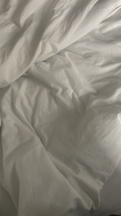 white bed sheets Bed Sheet Background, White Bed Sheets, Aesthetic Morning, Moody Aesthetic, Winter Books, Morning Mood, White Bed, Easy Morning, Aesthetic Background