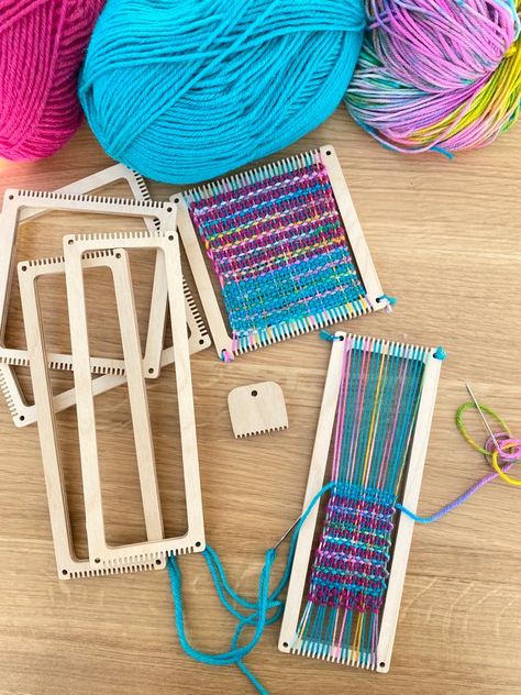 Small loom weaving kits. Portable loom weaving kits . Makes a great birthday or christmas gift. #weaving #loom #gift Wool Weaving, Weaving Projects Beginners, Fabric Loom, Tapestry Loom Weaving, Weaving Book, Tapestry Loom, Yarn Painting, Weaving Loom Diy, Weaving Kit