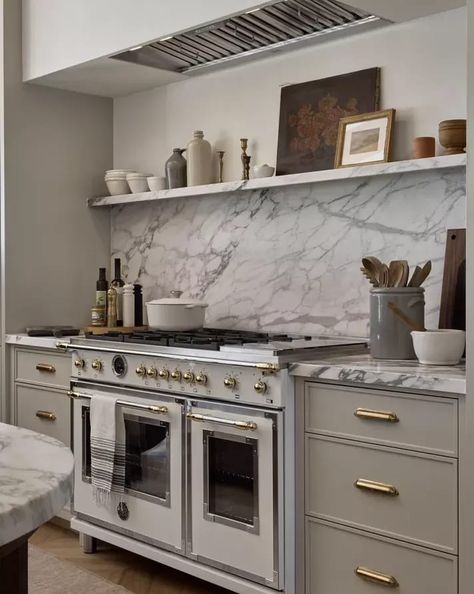 A kitchen with off-white cabinets, a white marble backsplash, and a retro white stove Classic Kitchen Ideas, Ashley Montgomery, Light Gray Cabinets, Bistro Furniture, Timeless Kitchen, Kitchen Installation, Classic Kitchen, Classic Kitchens, Open Concept Kitchen