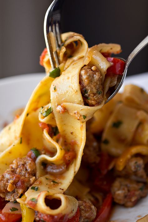 Saucy Italian Drunken Noodles with Spicy Italian Sausage Pasta With Meat, Italian Drunken Noodles, Drunken Noodles, Paris Brest, Fettuccine Alfredo, Think Food, Noodle Recipes, Bell Peppers, Italian Sausage