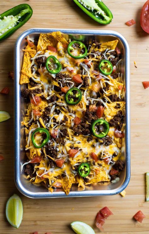 Low Calorie Nachos Healthy, Healthy Nachos Clean Eating, Macro Friendly Nachos, Healthy Protein Pizza, Low Calorie Nachos, High Protein Mexican Recipes, High Protein Nachos, Dinner Ideas Low Calorie, Protein Nachos