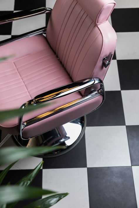 Pink Barber Chair, Retro Hair Salon Aesthetic, Pink Barbershop, Barber Shop Aesthetic, Retro Hair Salon, Old School Barber Shop, Salon Suite Decor, Barber Station, Barber Shop Interior