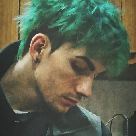 Grunge haircut, green color. Green Hair Guy Aesthetic, Green Hair Color Men, Men With Dyed Hair, Grunge Hairstyles Men, Short Hair Dye Ideas Men, Guy With Green Hair, Green Hair Guy, Hair Dye Ideas Men, Green Hair Male