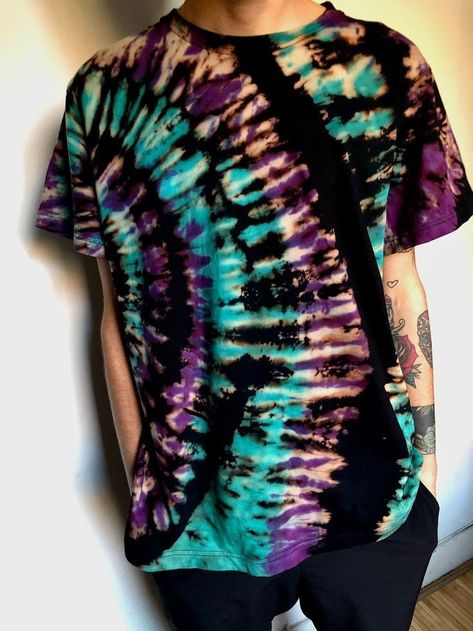 Hoodie Outline, Cool Tie Dye Shirts, Cool Tie Dye Designs, Diy Dye Clothes, Easy Diy Tie Dye, Tye Dye Hoodie, Tie Dye Shirts Patterns, Tie Die Shirts, Diy Tie Dye Techniques