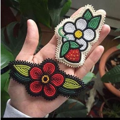 Native American Beading Patterns, Beaded Patches, Floral Beadwork, Native American Beadwork Patterns, Beautiful Beaded Earring, Beaded Flowers Patterns, Patterns Floral, Native Beading Patterns, Bead Weaving Tutorials