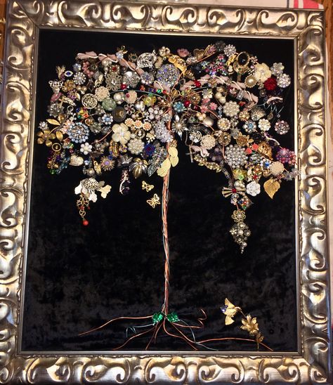 Pictures Made From Old Jewelry, Broken Jewelry Crafts, Old Jewelry Repurposed, Brooch Pictures, Jewelry Art Ideas, Wallpaper Frames, Jewelry Tree Art, Vintage Jewelry Tree, Brooch Tree