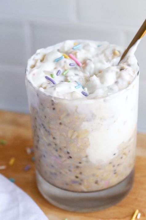 Birthday Cake Overnight Oats, Overnight Oats High Protein, Overnight Oats With Water, Cake Overnight Oats, High Protein Recipe, Breakfast Oats, Protein Overnight Oats, Make Birthday Cake, Protein Recipe