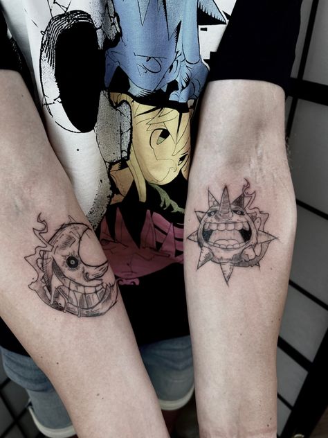 Soul Eater Anime Sketch Tattoo. ☀️🌙 - Animeliebe - Anime Charakter - Soul Eater Manga - tattoo aesthetic - Anime Tattooinspo Soul Eater Halloween Matching Pfp, Sibling Tattoos Anime, Anime Stomach Tattoo, Sun And Moon Soul Eater Tattoo, Anime Tattoos Aesthetic, Soul Eater Sun Tattoo, Anime Themed Tattoos, Moon Soul Eater Tattoo, Anime Sketch Tattoo