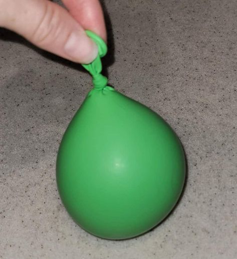 Balloon Weights Diy, Diy Balloon Weight, Ballon Helium, Filling Balloons, Balloon Hat, How To Make Balloon, Clean Bottle, Balloon Weights, Balloon Pop