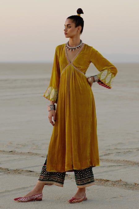 V Neck Indian Suit, Mustard Kurta For Women, Rajiramniq Suit, Indian Kurta Designs For Women, Casual Kurta Outfits Women, Suit Patterns Women Indian, Kurta Outfits Women, Velvet Kurta Designs, V Neck Kurta For Women