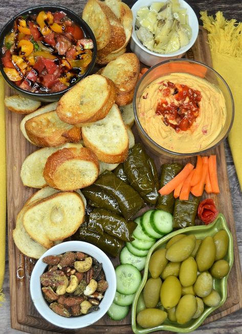 Vegan Thanksgiving Appetizers, Thanksgiving Appetizers Ideas, Vegan Charcuterie Board, Vegan Cheese Boards, Vegan Gluten Free Dinner, Appetizers Ideas, Vegan Snack, Snack Board, Vegan Bread