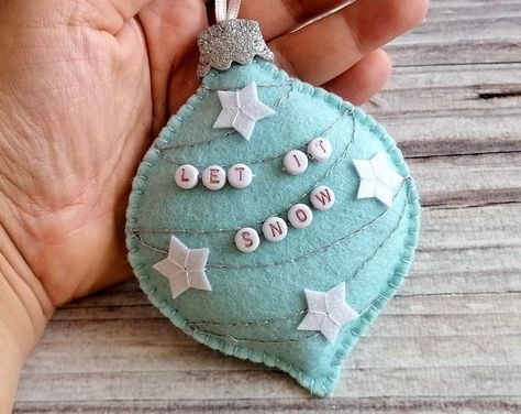 Snow Garland, Winter Christmas Decorations, Felt Ornaments Diy, Diy Felt Christmas Ornaments, Felt Ornaments Patterns, Yo Yos, Felt Crafts Christmas, Felt Crafts Diy, Felt Christmas Decorations