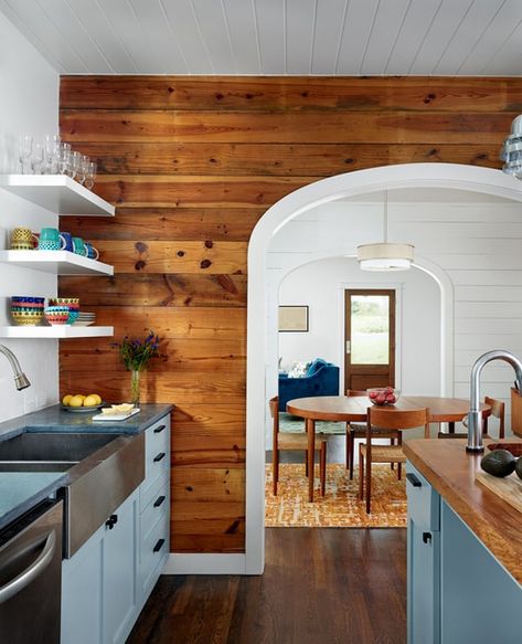 44 Delightful spaces showcasing eye-catching wooden walls Classic Farmhouse Kitchen, Accent Wall In Kitchen, 1950s House, Kitchen Design Color, Pine Walls, Farmhouse Kitchen Island, Knotty Pine, White Shiplap, Kitchen Island Design