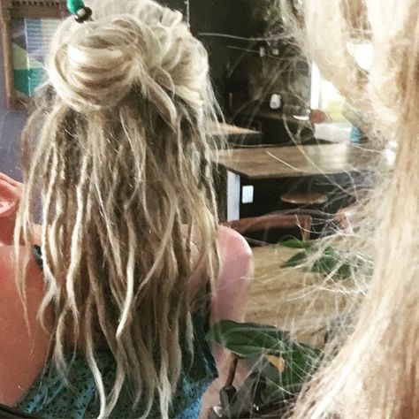 Partial Dreads Blonde, Short Partial Dreads, Half Head Dreads Hairstyles, Partial Dread Extensions, Partial Dreads Short Hair, Half Head Dreadlocks, Link Ponytail, Peekaboo Dreads, Half Head Dreads