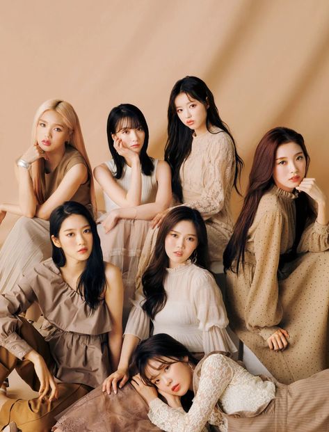 Squad Photoshoot, Group Photo Poses, Group Picture Poses, Studio Photoshoot Ideas, Bff Girls, Friendship Photoshoot, Group Photography Poses, Group Poses, Studio Poses