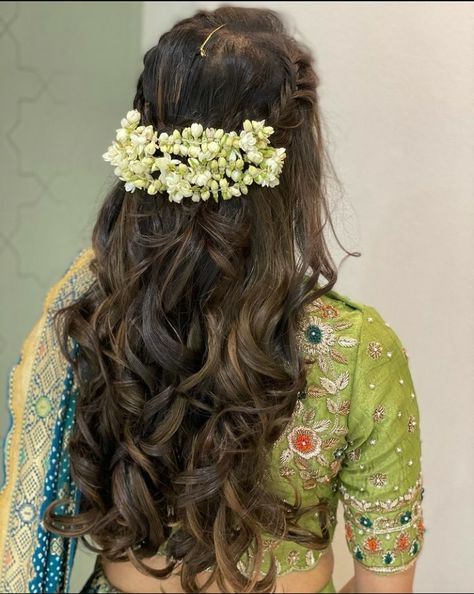 Open Gajra Hairstyle, Wedding Hairstyles With Flowers Indian, Hairstyles For South Indian Look, Jasmine Flowers In Hair Indian Aesthetic, Mogra Hair Styles, South Indian Wedding Guest Hairstyles, Saree Inspo For Wedding Guest, Hair Styles With Gajra, Gajra In Open Hair