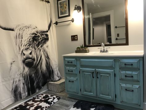 Highlander Cow Bathroom Ideas, Turquoise Bathroom Ideas Farmhouse, Highland Shower Curtain, Bathroom Remodel Western Style, Farmhouse Western Bathroom, Farmhouse Cow Bathroom, Cowhide Rug Bedroom Ideas, Highland Cow Bathroom Decor Ideas, Cow Bathroom Decor Ideas Farmhouse