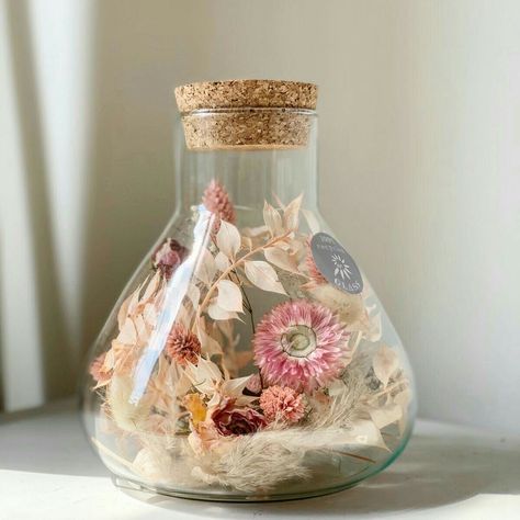 Dried Flowers In Vase Glass Jars, Dried Flowers Jar Ideas, Dried Flower Jar, Dried Flower Ornaments, Flower Jar, Diy Fleur, Wedding Bouquet Preservation, Pressed Flower Crafts, Flower Bottle