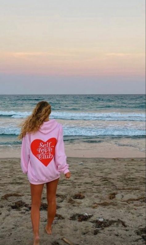 Cute Beach Pictures Sweatshirt, Trendy Beach Hoodie With Letter Print, Pink Sweatshirt Outfit, Oversized Hoodie Beach Pictures, Hoodie Beach Pics, Trendy Summer Beach Hoodie, Sorority Shirt Designs, Summer Sweatshirt, House Clothes