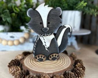 Spring Wood Crafts To Sell, Country Wood Crafts, Spring Wood Crafts, Wood Yard Art, Wood Craft Patterns, Laser Cut Wood Crafts, Shelf Sitters, Small Woodworking Projects, Wood Animal